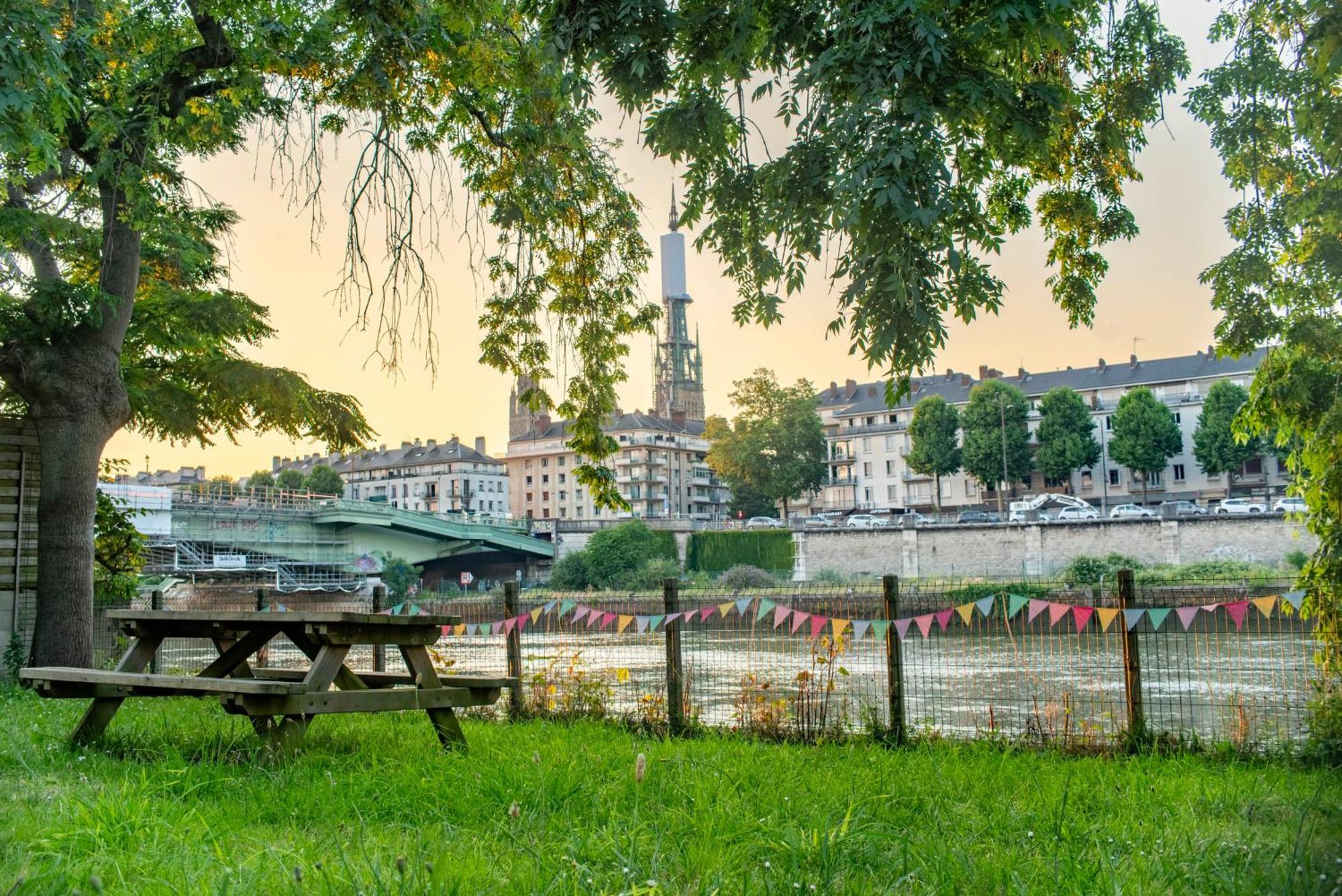 Apartment Seine-front In Stone House With Parking And Garden, Lacroix Island Rouen