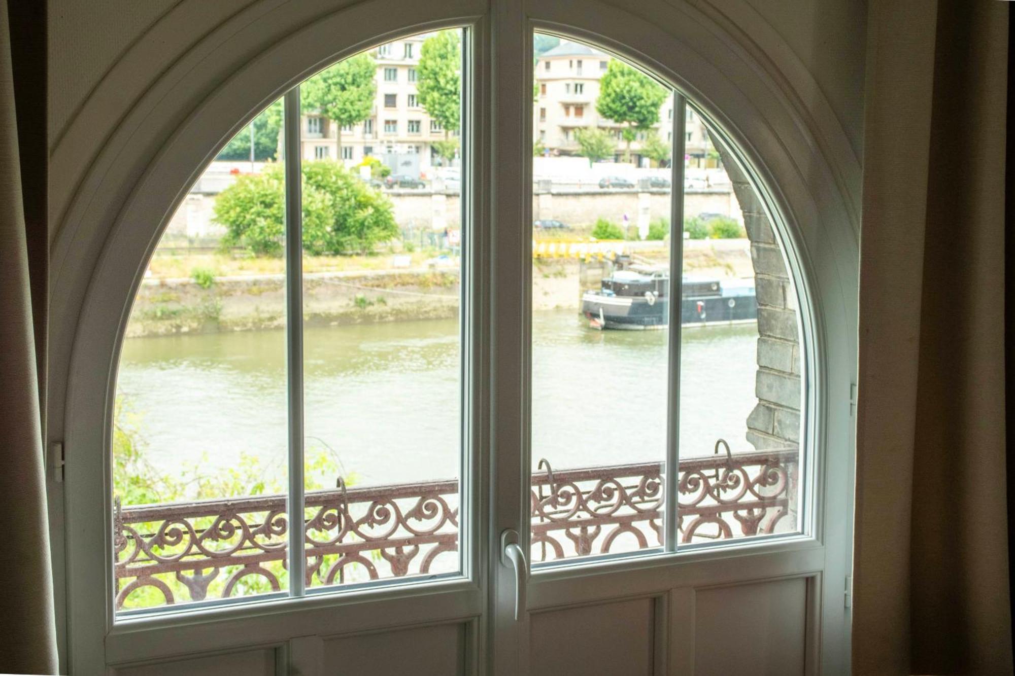 Apartment Seine-front In Stone House With Parking And Garden, Lacroix Island